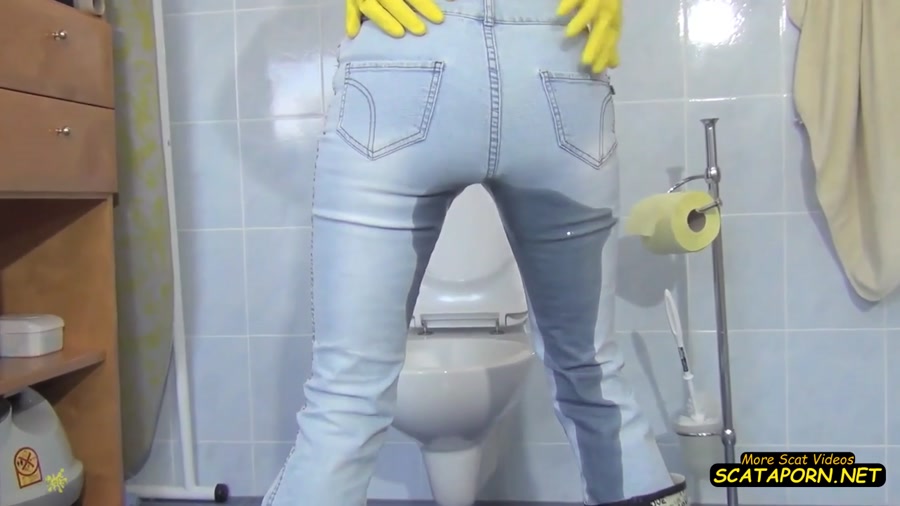 Amateurs Shitting in jeans in the bathroom
