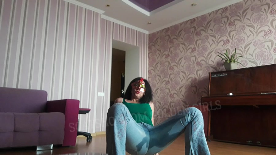 Svetlana Tatiana shit in jeans