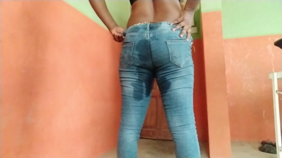 Ebony_Princess Pissing on jeans and pooping