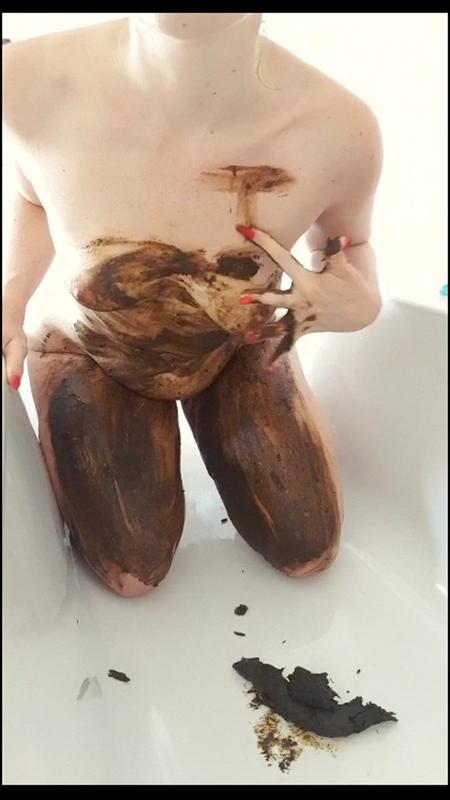 Fetish CremeDeLaJen – Poop into hand, body and lip smearing