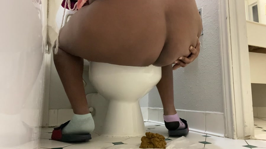 LashayyChapo Backwards off the toilet shit